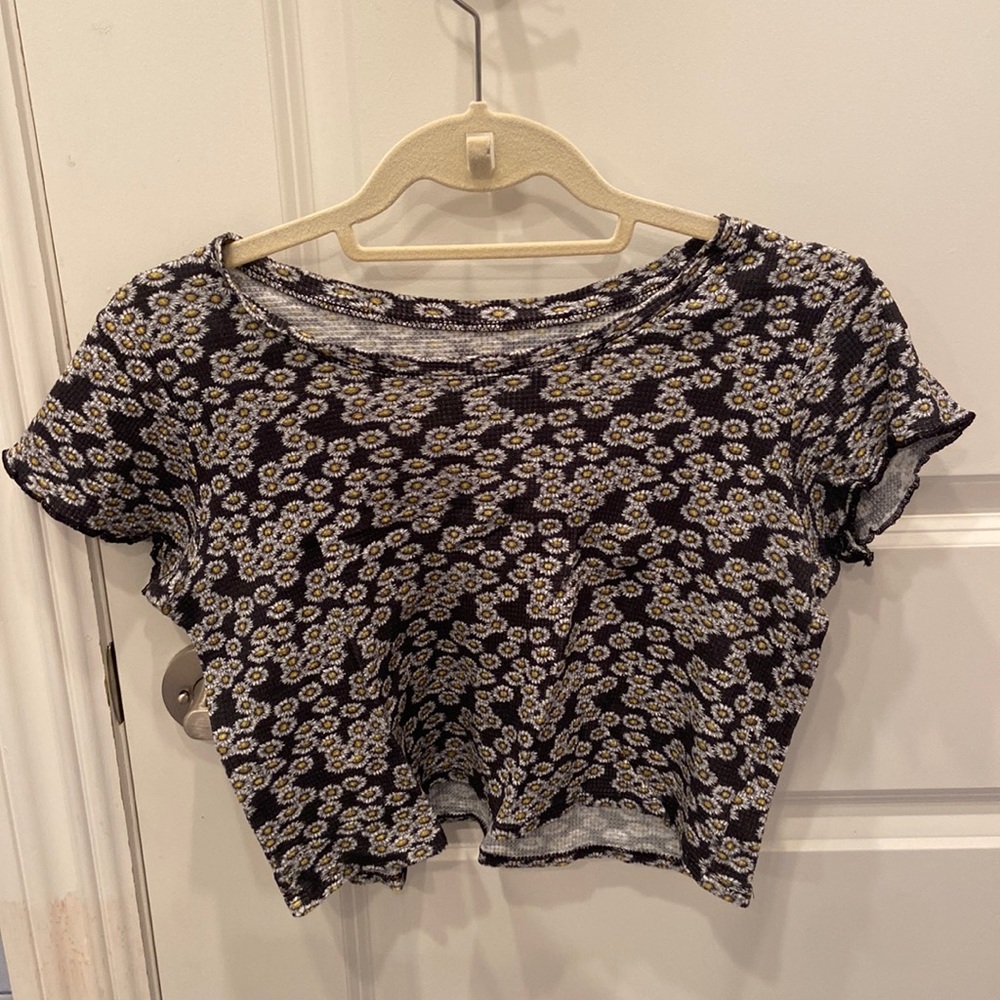 NEVER WORN URBAN OUTFITTERS Cropped Daisy Top